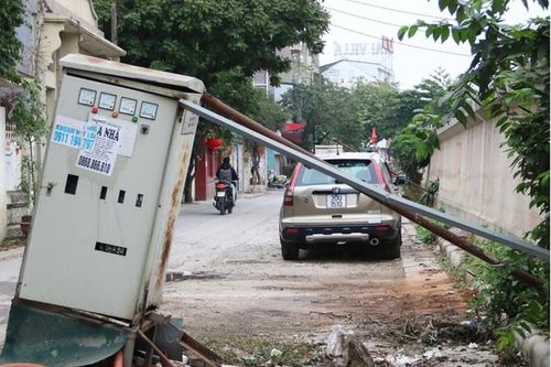 Cận cảnh hàng chục bốt điện 'chống nạng', nằm giữa đường... chờ giải cứu