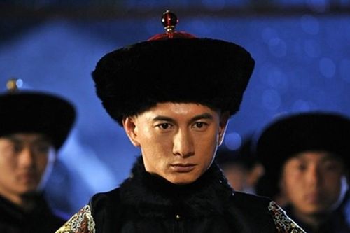 Hoàng đế đặt thanh gỗ gì đầu giường khiến phi tần hàng đêm run sợ?