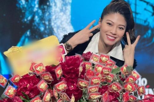 Ngọc Trinh mang bó hoa 100 lượng vàng lên sóng VTV