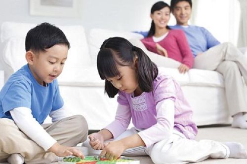 Những cách cha mẹ dạy con biết thể hiện yêu thương