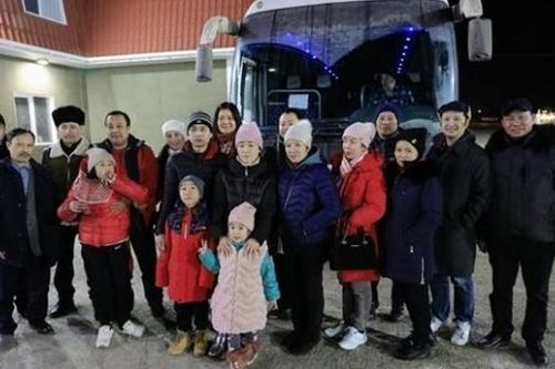 Đón 14 người Việt Nam sơ tán từ vùng chiến sự Kherson của Ukraine về Nga