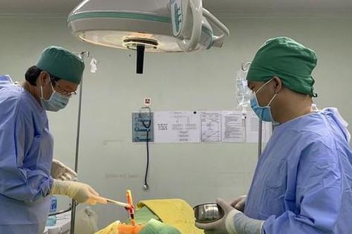 Nam thanh niên bị dao đâm xuyên ngực