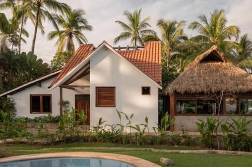 Siêu ấn tượng với ngôi nhà cấp 4 dỡ mất phần ngói giữa để làm sân trong
