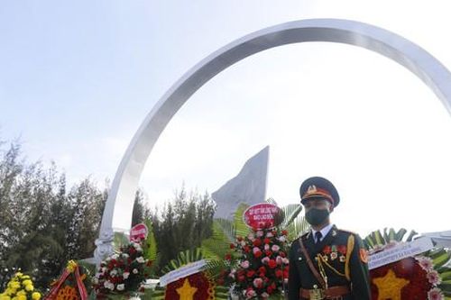 Dâng hương tưởng niệm 64 chiến sĩ Gạc Ma