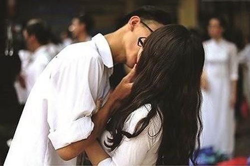 Phụ huynh nên làm gì khi con tìm hiểu chuyện 'người lớn'?