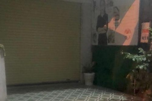 Một thiếu niên bị ám sát khi chạy xe trên đường