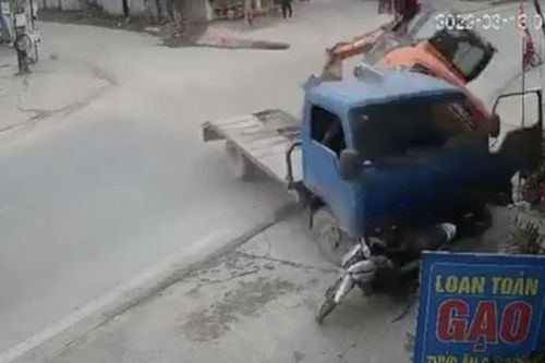Tạm giữ lái xe tải chở máy xúc gây tai nạn chết người ở Nghệ An