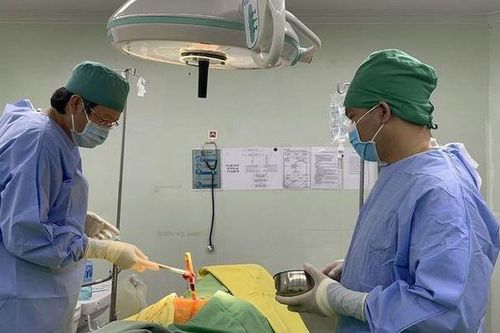 Cứu sống thanh niên vào viện cấp cứu với con dao còn cắm ở cột sống