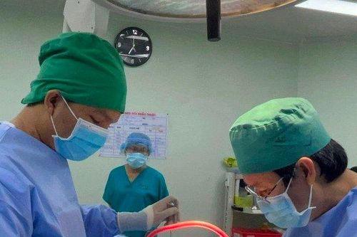 Cứu sống bệnh nhân vào viện cấp cứu với con dao còn cắm ở cột sống