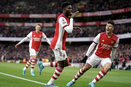 Partey hóa người hùng giúp Arsenal đòi lại vị trí thứ 4 từ tay Man United