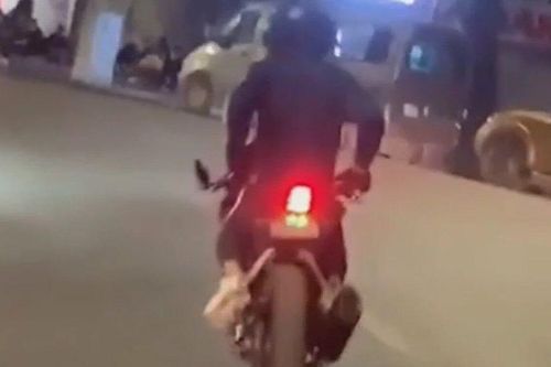 Clip: Nam thanh niên 21 tuổi chạy xe phân khối lớn thả cả hai tay giữa đường phố Hà Nội