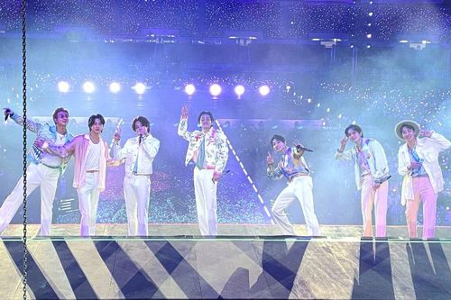 BTS phá kỷ lục doanh thu phòng vé chiếu rạp toàn cầu với concert tại Seoul