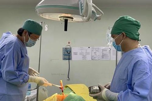 Lấy thành công con dao Thái Lan 'găm' trên lưng một thanh niên