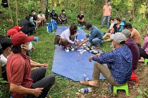 Triệt xóa ổ xóc đĩa di động trong rừng ven hồ có người canh gác