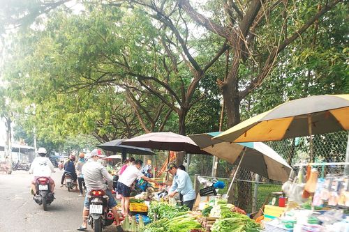 Người lao động chới với trong 'cơn bão' giá xăng