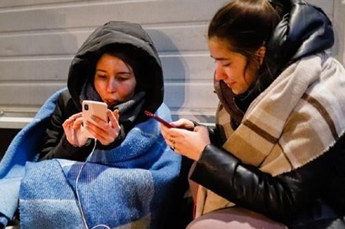 Phụ nữ Ukraine tị nạn - miếng mồi béo bở của bọn buôn người