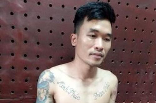 Bí ẩn hình xăm trên ngực kẻ dùng dao cướp tại cửa hàng Circle K ở Hà Đông