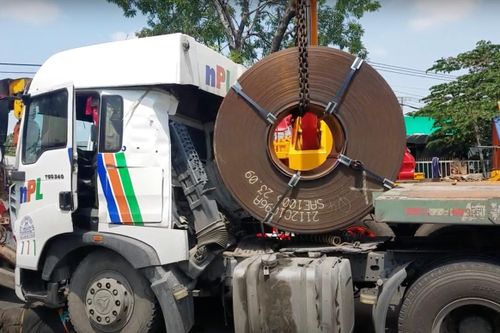 Cuộn thép đập vào cabin, tài xế xe container may mắn thoát nạn