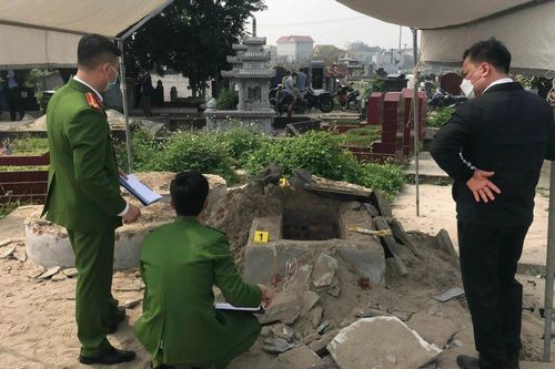 Mộ cụ ông 85 tuổi bị đào bới, đập phá