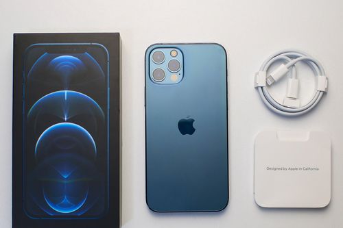 Apple tiết kiệm hàng tỷ USD nhờ bỏ củ sạc, tai nghe