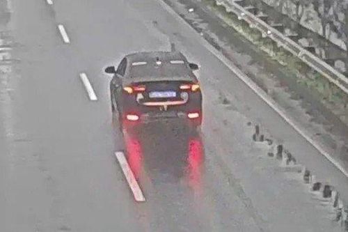 Xe 'nhái' biển xanh, chạy ngược chiều 15 km trên cao tốc