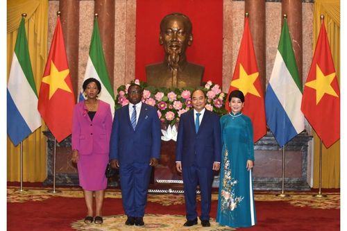 Chủ tịch nước Nguyễn Xuân Phúc đón chính thức Tổng thống Sierra Leone và Phu nhân tại Phủ Chủ tịch