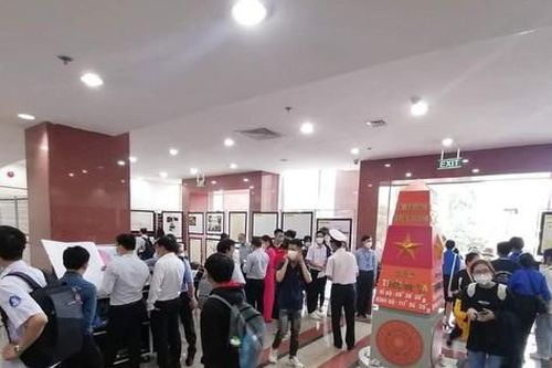 Bạn trẻ hào hứng tham quan triển lãm 'Biển và hải đảo Việt Nam'