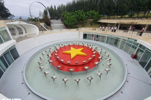 Dòng người xúc động dâng hương tại khu tưởng niệm 64 liệt sĩ Gạc Ma