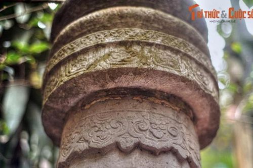 Cận cảnh cột đá cổ bí ẩn 'mọc lên' giữa phố cổ Hà Nội