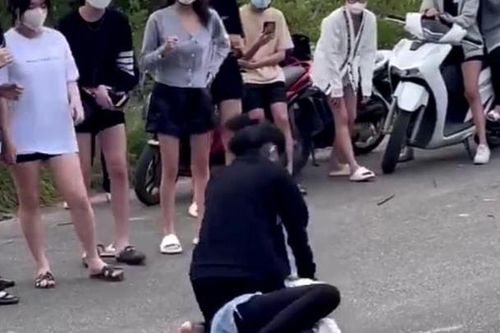 Hai nữ sinh Huế lao vào đánh nhau sau lời xúi giục của đám bạn