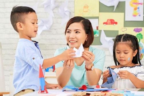 Dạy trẻ biểu lộ tình cảm tình cảm qua những món quà handmade