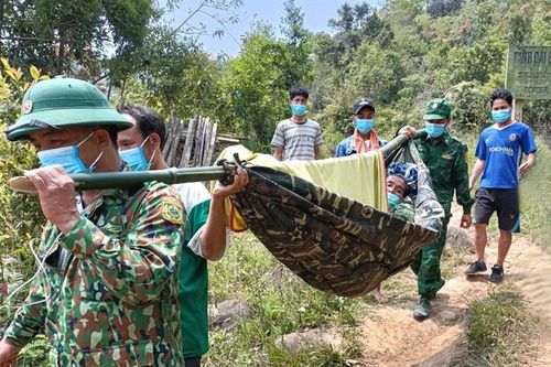 Cấp cứu một bệnh nhân người Lào bị ốm nặng
