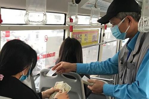 Xăng tăng giá, người Hà Nội chuyển hướng đi xe buýt