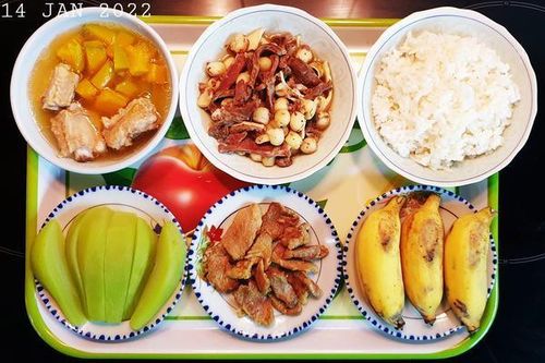 Nịnh vợ đẻ 3 đứa, anh chồng nấu cơm chăm vợ ở cữ khiến chị em thán phục