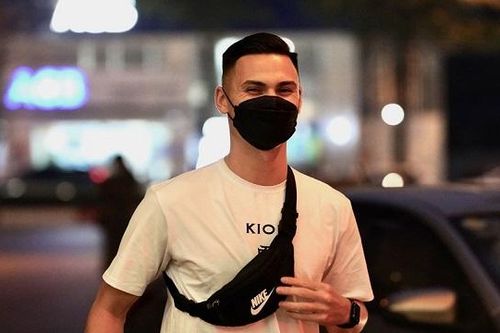 Trung vệ Việt kiều Adriano Schmidt được săn đón trong ngày hội quân