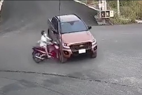 Người đàn ông phóng xe như 'tên bắn' đâm thẳng vào ô tô