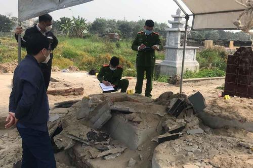 Mộ cụ ông 85 tuổi bị đập phá, đào xới sau vài ngày an táng