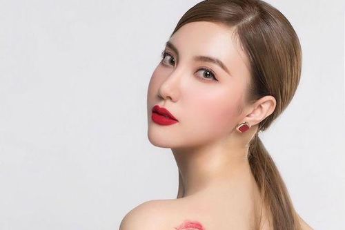 Hạnh Sino biến hóa phong cách đa dạng, mix đồ sexy