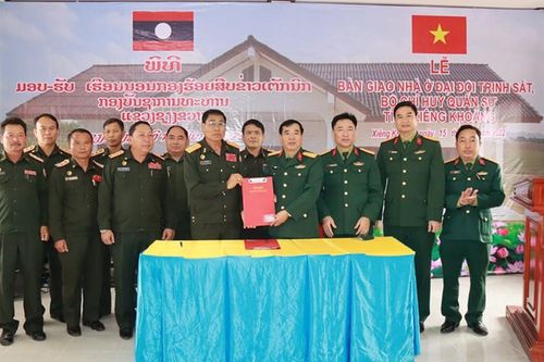 Bộ CHQS tỉnh bàn giao nhà ở cho Đại đội Trinh sát tỉnh Xiêng Khoảng (Lào)