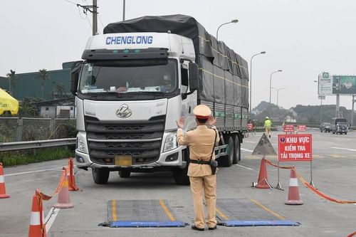 Chở quá tải hàng để bù tiền xăng, lái xe bị phạt 11 triệu đồng