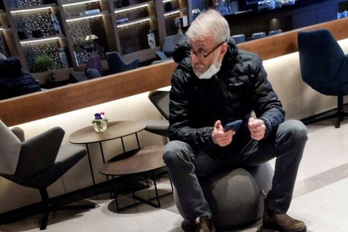 Tỷ phú Abramovich xuất hiện tiều tụy tại sân bay