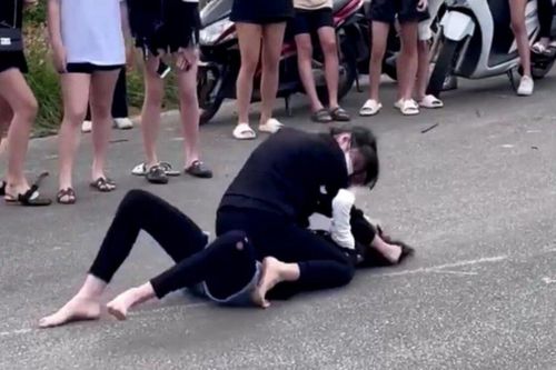 Bị bạn bè kích động, 2 nữ sinh ở Huế lao vào đánh nhau dữ dội giữa đường