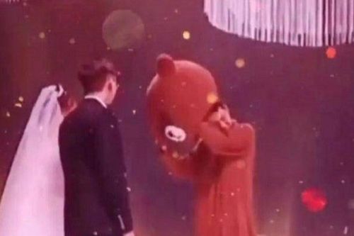 Bạn trai cũ đột ngột đến đám cưới, cô dâu 'quẳng' chú rể sang bên làm một điều khiến ai nấy 'đứng hình'