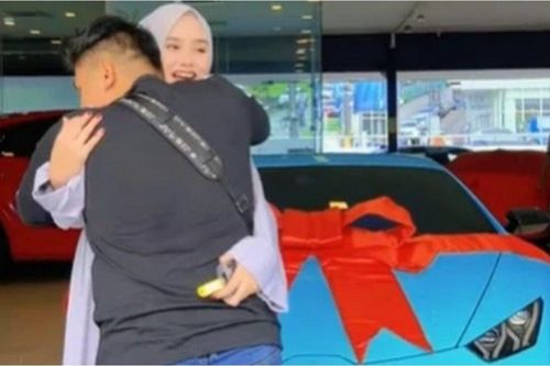 Vợ bầu tặng chồng chiếc Lamborghini gần 11 tỷ, lý do phía sau khiến nhiều người 'bật ngửa'