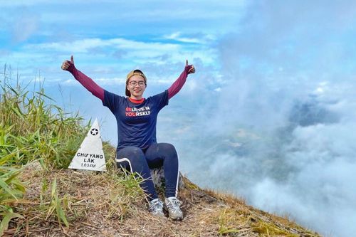 Chạm tay vào đỉnh Chư Yang Lăk cao 1.643m