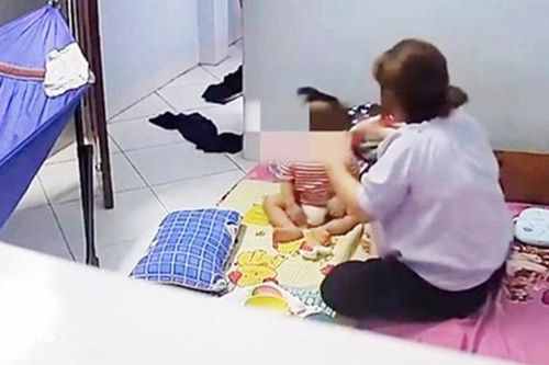 Bảo mẫu đánh bé gái 11 tháng tuổi khi đang cho ăn: Báo cáo vụ việc cho thấy nhiều chi tiết gây phẫn nộ