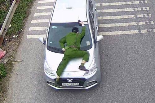 Cảnh sát bị tài xế xe ô tô hất lên nắp capo rồi lao đi gần 3km