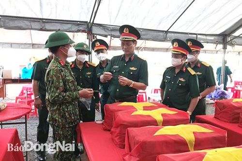 Bộ Tư lệnh TP.HCM và Bộ Chỉ huy quân sự tỉnh thăm, động viên lực lượng tìm kiếm hài cốt liệt sĩ