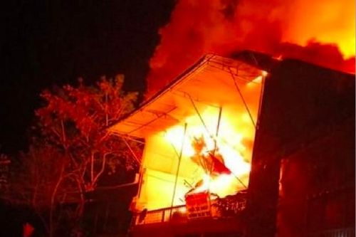 Kỳ Sơn (Nghệ An): Cháy lớn trong đêm thiêu rụi căn nhà gỗ tiền tỷ