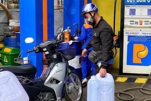 Hiểm họa cháy nổ vì… tích trữ xăng dầu trong nhà khi giá tăng cao